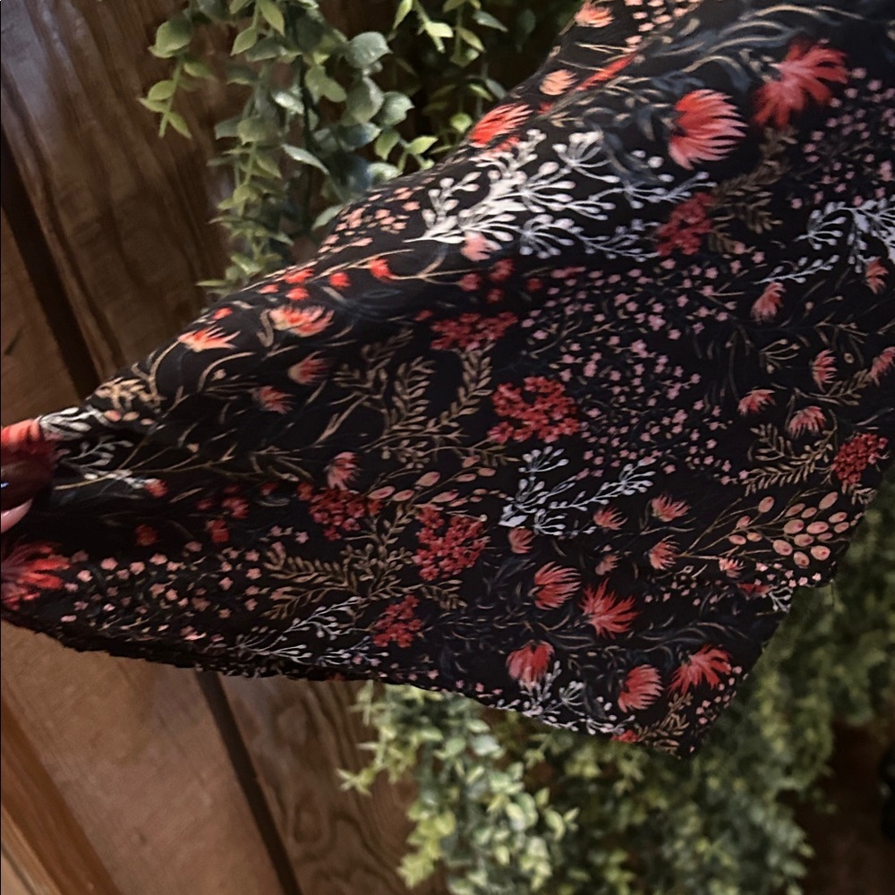UMGEE Floral V-Neck Long Tunic Sleeve Top - Picture 3 of 4
